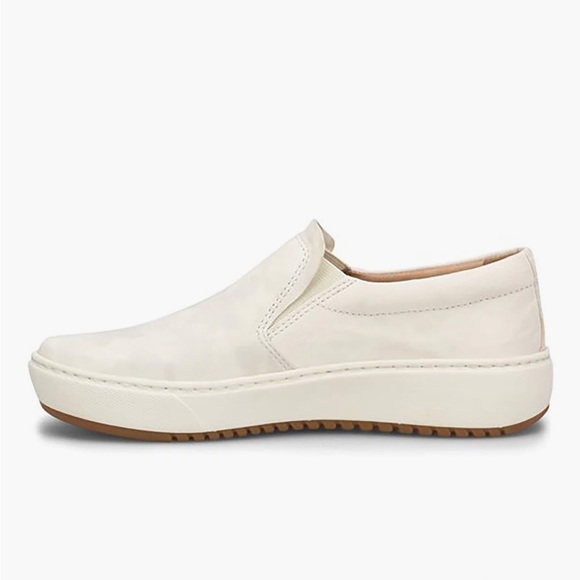 ⭐️Sofft⭐️Brand New Watney White Slip On Double Gore Sneakers Women's Sz 7 - Picture 1 of 8